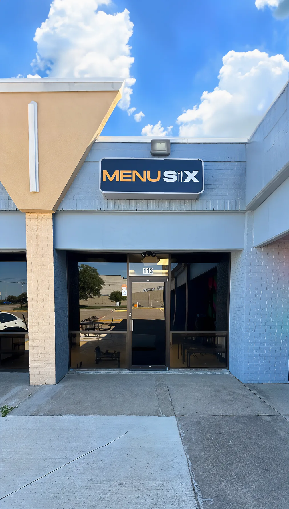 Front entrance of Menu Six Fusion at Suite 113 in DeSoto, Texas